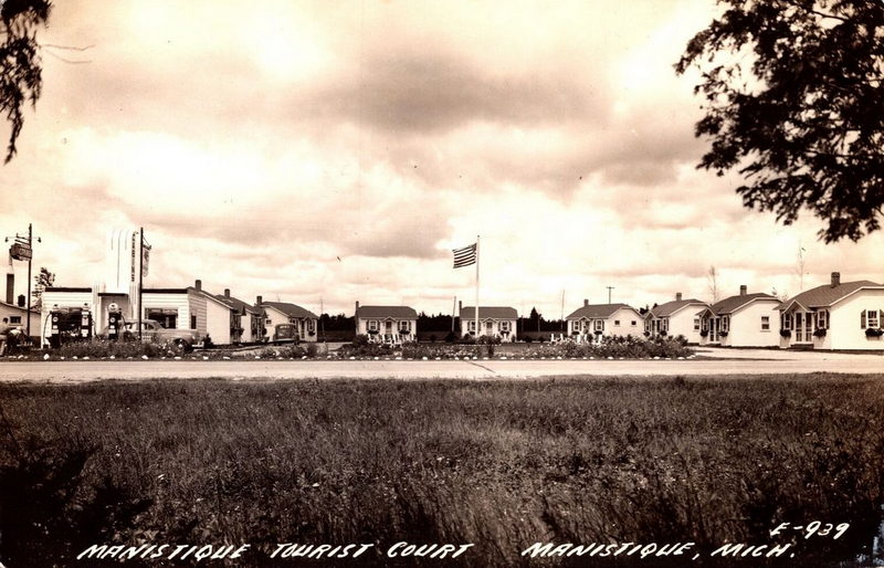 Econo Lodge Lakeshore (Maple Leaf Motel) - Vintage Postcard Of Manistique Tourist Court